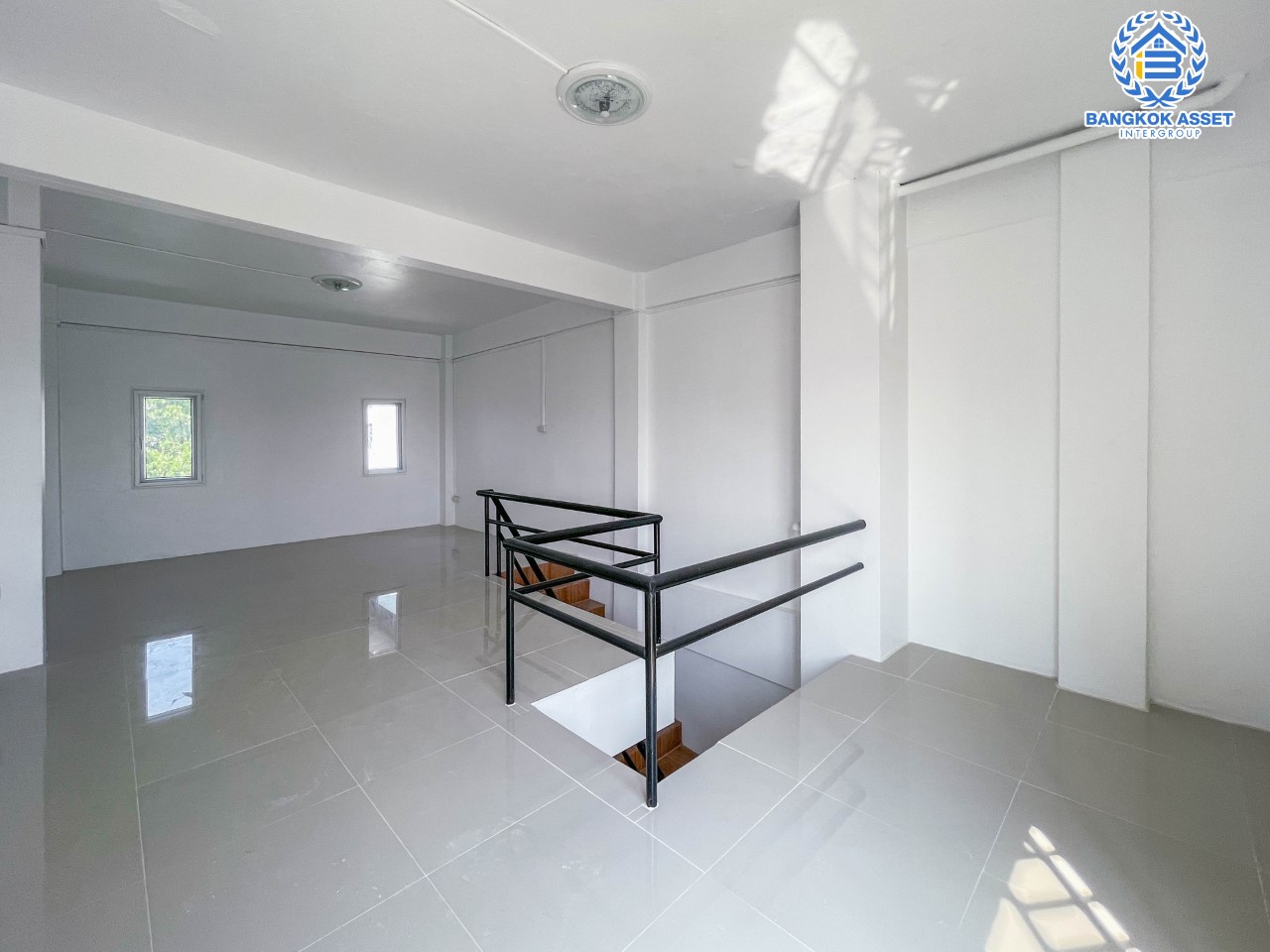 อาคารพาณิชย์มือสอง 4 ชั้น ย่านนนทบุรี งามวงศ์วาน-แคราย หลังมุม เนื้อที่ 15.2 ตร.ว. ฟังก์ชัน 3 ห้องนอน 3 ห้องน้ำ บนทำเลเชื่อมต่อทุกการเดินทาง ใกล้รถไฟฟ้าสายรถไฟฟ้า สายสีม่วง "ศูนย์ราชการนนท์" และจุดขึ้นทางด่วน "ศรีรัช"